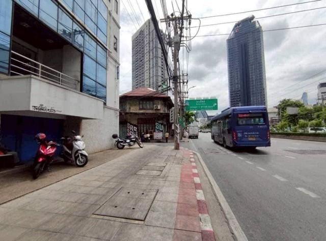 ให้เช่าอาคารสำนักงาน 4 ชั้น เนื้อที่ 100 ตร.ว พื้นที่รวม 700 ตรม. Location ติดถนนใหญ่ พระราม 4 ใกล้ทางด่วนเพียง 2 นาที ใกล้ MRT หัวลำโพง   2