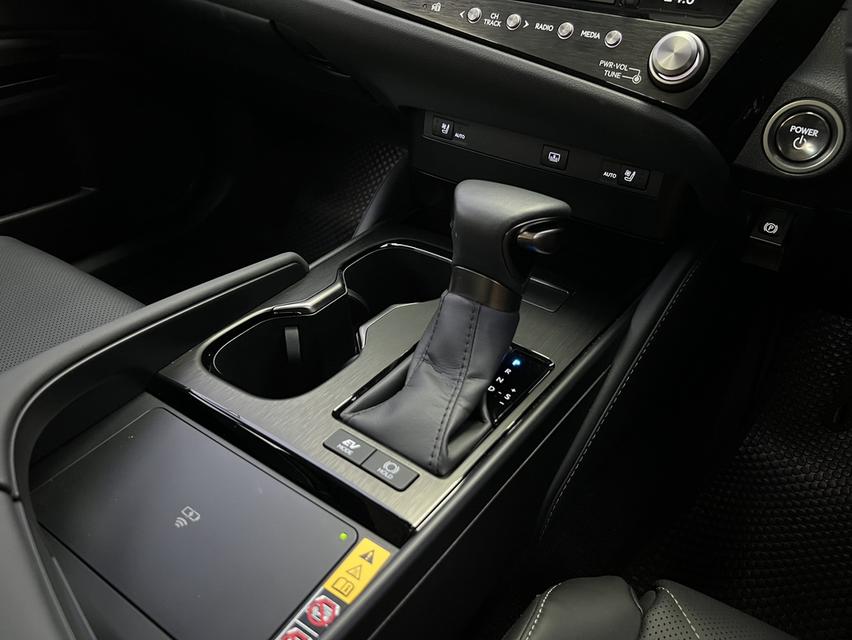 Lexus ES 300h Grand Luxury 2024 14