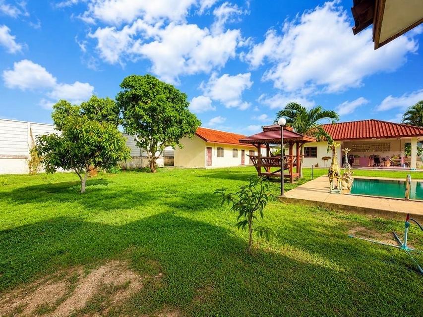 Urgent Sale — Detached House with Large Land in Huai Yai, PattayaDetached house with large land plot for urgent sale in Huai Yai. 17