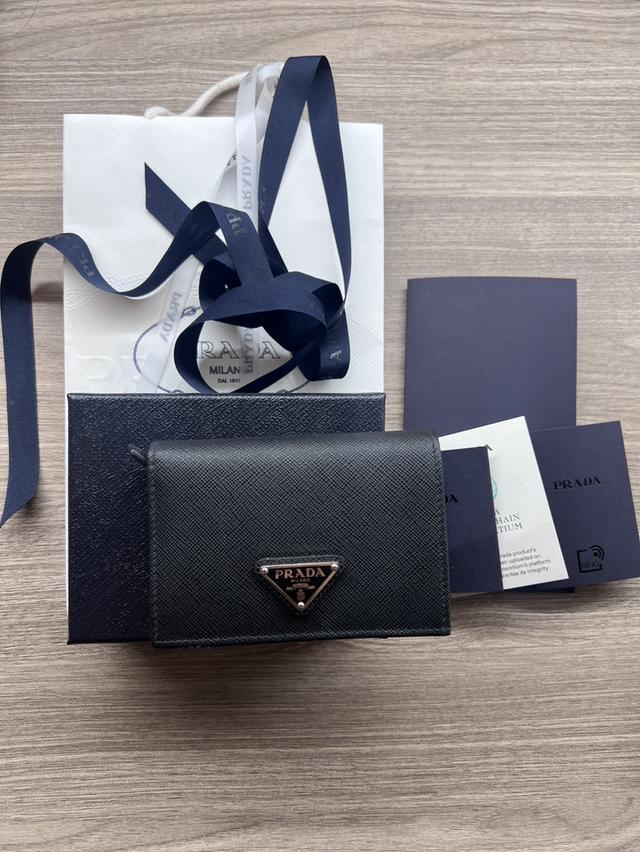 กระเป๋าตังใบสั้น Prada 
