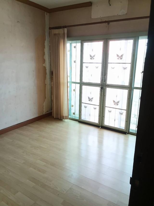 ขายด่วน ทาวน์เฮ้าส์ 2 ชั้น พร้อมอยู่ โครงการ: ม.รุ่งกิจ วิลล่า11 ร่มเกล้า ราคาพิเศษ 10