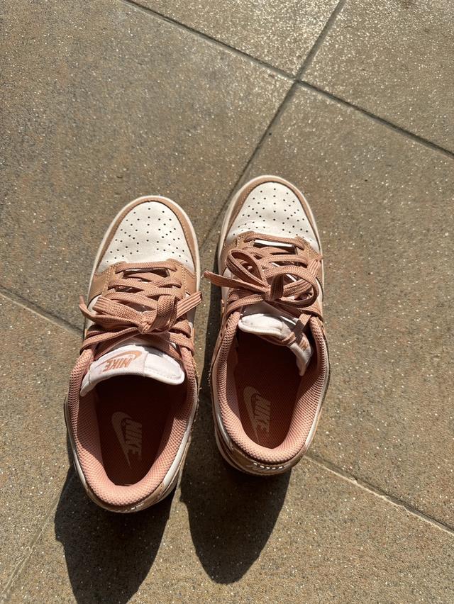 รองเท้า Nike Dunk Low สีชมพู รูปที่ 2