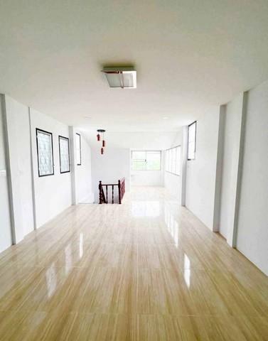 ขายบ้าน ทาวน์โฮมสองชั้น บ้านรีโนเวทใหม่ทั้งหลัง พร้อมอยู่ ที่อยู่ : ซอยหน้าวัดตาลล้อม ต.แสนสุข อ.เมืองชลบุรี 3