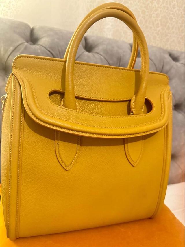 กระเป๋า Alexander McQueen สี Mustard 1