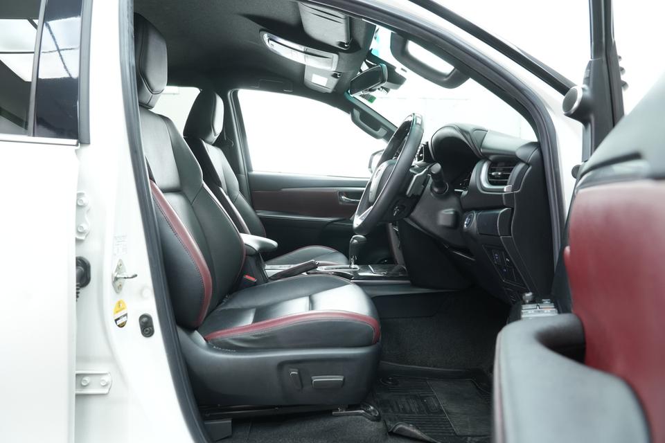2020 TOYOTA FORTUNER 2.8 LEGENDER BLACK TOP 2WD SUV สีขาว-ดำ เลขไมล์ 99877 กม. 13