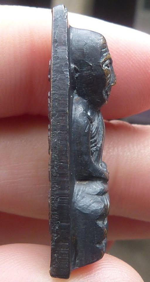 หลวงปู่ทวดพิมพ์ใหญ่หลังหนังสือ รูปที่ 3