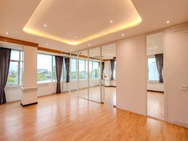 ให้เช่าออฟฟิศ อาคารสำนักงาน ตกแต่งหรูหราย่านทาวน์อินทาวน์ พื้นที่ใช้สอย 1,500 ตรม. พิกัด ถนนประดิษฐ์มนูธรรม ใกล้เลียบด่วนรามอินทรา 2