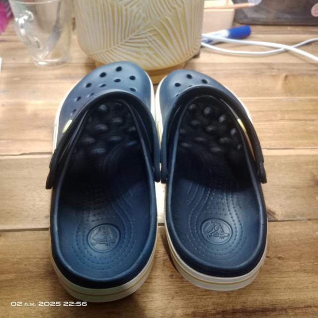 รองเท้า CROCS มือ2 แท้ 100% สีน้ำเงิน ขนาด M8 หรือ เบอร์ 41 ยาว25.5-26ซม. สภาพเกิน80% ราคา359฿ ค่าส่ง39฿ สอบถามข้อมูลเพิ่มเติม Line : @992pqepo 7