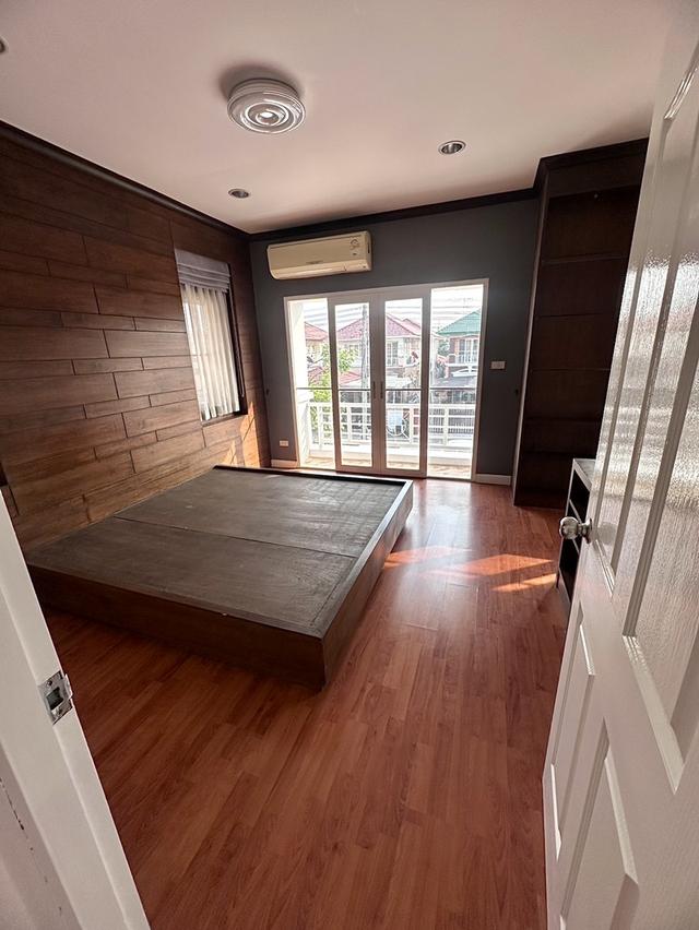 บ้านเดี่ยว มบ.นาราวัลย์ พร้อมอยู่มาก ย่านบางบอน3 พร้อมเฟอร์ฯบิวอิน เนื้อที่ 59 ตรว ติดถนนสี่เลนส์ ใกล้แหล่งอำนวยความสะดวก รพ. ร้านสะดวกซื้อ โรงเรียน 2