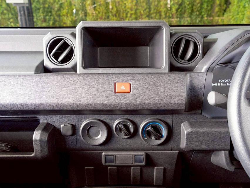 Toyota Hilux Champ 2.7 SWB ปีจด 2025 12