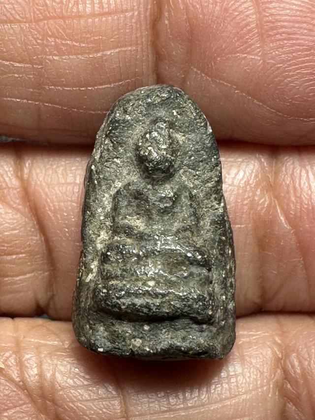 พระชัยหม่อมมิตร (พิมพ์สมาธิเม็ดบัว) เนื้อผงใบลานคลุกรัก หลวงพ่อพริ้ง วัดบางปะกอก กทม.