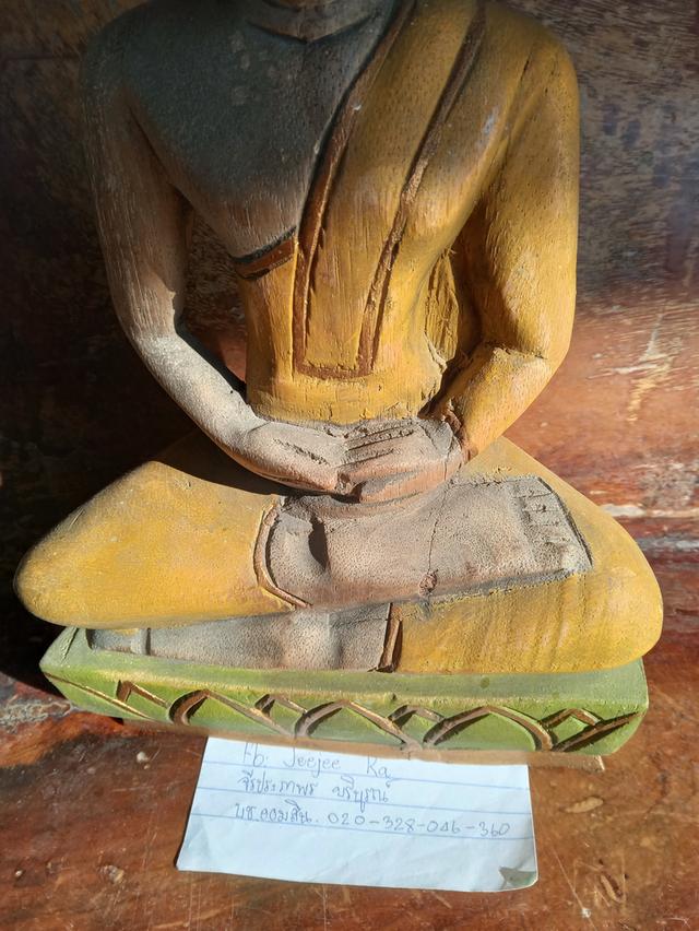 พระเนื้อไม้เก่าแกะ น่าจะทำจากไม้โพธิ์คะ