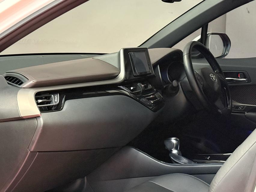 2019 TOYOTA CHR HV HI รถมือเดียวออกป้ายแดง รถวิ่งน้อย เข้าศูนย์ตามระยะ รถไม่เคยมีอุบัติเหตุครับ รูปที่ 11