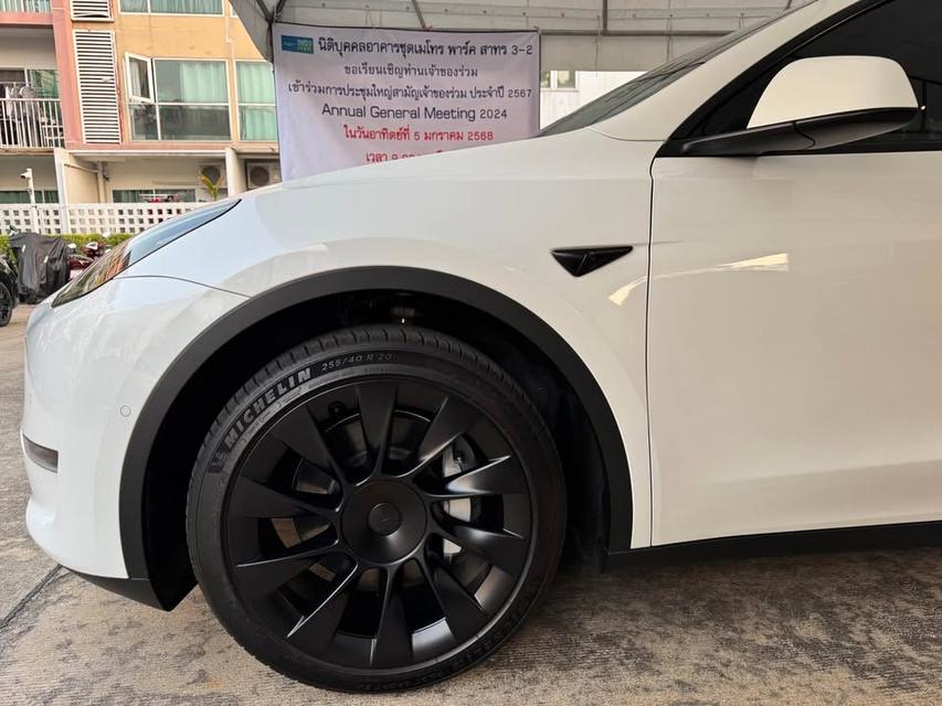 Tesla Model Y สีขาว 5