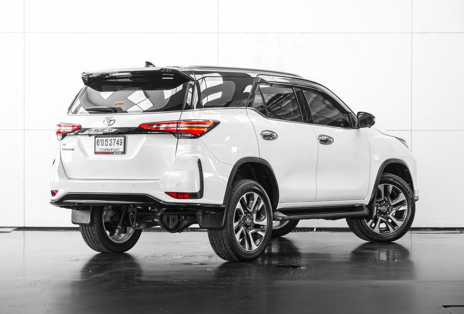 2020 TOYOTA FORTUNER 2.8 LEGENDER BLACK TOP 2WD SUV สีขาว-ดำ เลขไมล์ 80168 กม.