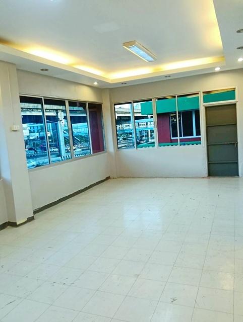 อินทามระ10-14ตลาดสดห้วยขวาง 1.4 กม. BTS สะพานควาย 900ม. ให้เช่าอาคาร 4.5ชั้น 2คูหาหลังมุม ติดกัน 28ตร.วา. 448ตร.ม. ม.ศรี 4