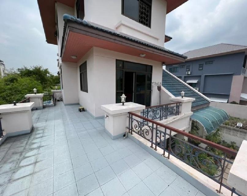 ให้เช่าบ้านเดี่ยว 3 ชั้น หลังใหญ่ พื้นที่ดิน 111 ตารางวา ซอยลาดพร้าว 93 ไม่มีเฟอร์นิเจอร์ / แอร์ 7 เครื่อง จอดรถได้ 4 คัน อยู่อาศัย หรือ เป็นสำนักงาน 4