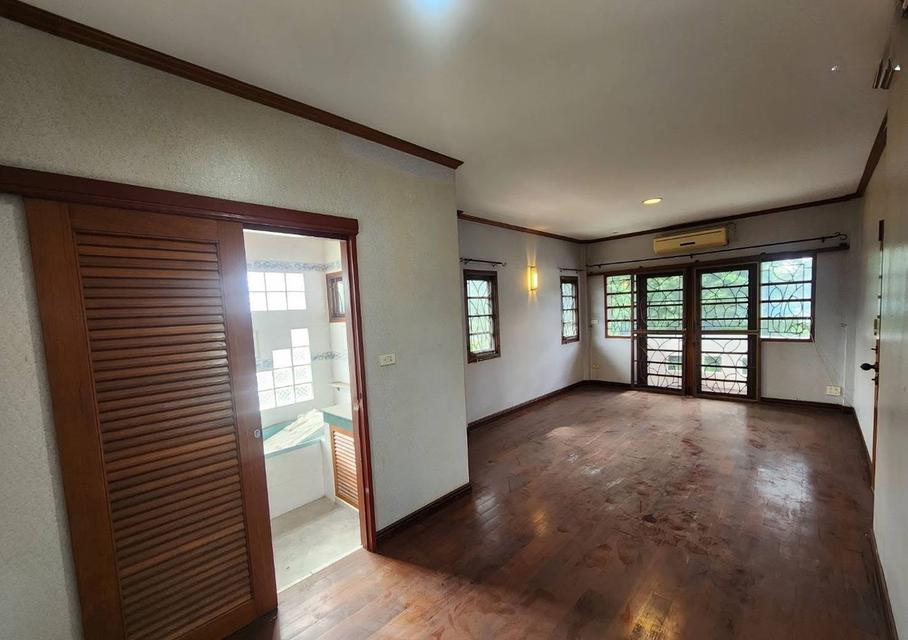 ขายบ้านเมืองเอก โครงการ 5 หน้าเป็นสนามกอล์ฟเมืองเอก หลังเป็นตลาดสัมมากร 5