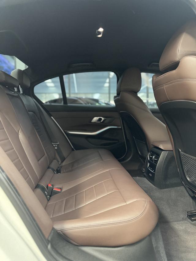 2023 bmw 320d M Sport LCI (รับเข้าใหม่ สวยไม่ต้องทำสี โลโก้50ปี คุ้มสุดๆ) 4