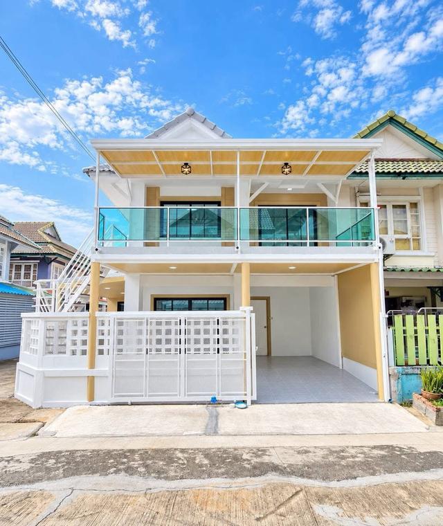 หมู่บ้านพฤกษา14B วัดลาดปลาดุก บางบัวทองทาวน์เฮาส์ 2 ชั้น หลังมุม มีระเบียงด้านหน้า ตกแต่งใหม่พร้อมอยู่ 2