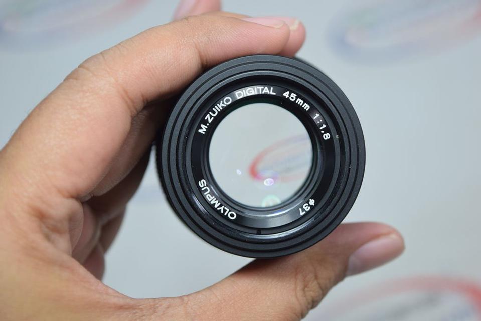 ขาย เลนส์ OLYMPUS M.Zuiko 45mm f1.8 สีดำ ไร้รอยขนแมว พร้อมฝาหน้า-หลัง แถมฟิวเตอร์ 3