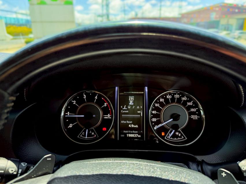 🚗 TOYOTA FORTUNER 2.8 V  ขับ4 เกียร์ออโต้ ปี 2016  ฟรีเงินดาวน์ รูปที่ 11