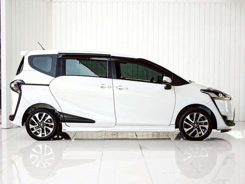 TOYOTA SIENTA 1.5 V 2017
