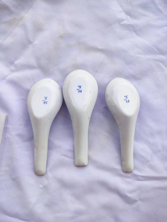 ช้อนกระเบื้องลายคราม ใต้ช้อนมีภาษาจีนเขียนว่า 玩玉  ขึ้นลายด้วยมือ มีทั้งหมด 3 คัน บรรยายด้วยภาพ  งานเก่า เก่าเก็บ รูปที่ 2