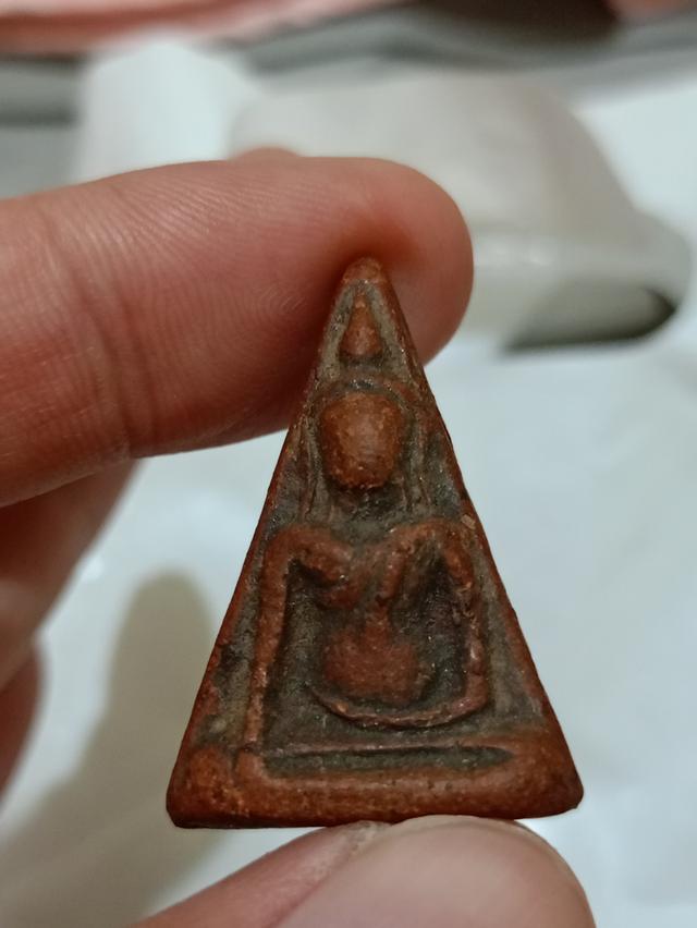 กรุพระนางพญาเข่าตรงเนื่อดินเผาเข้ม