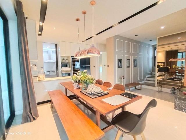 ขายบ้านเดี่ยว 3 ชั้น  Private Nirvana Residence ขนาดที่ดิน 70 ตารางวา พื้นที่ใช้สอย 370 ตารางเมตร หลังมุม ตกแแต่งพร้อมอยู่ 4 ห้องนอน 5 ห้องน้ำ  9