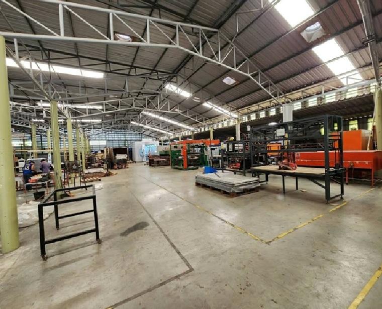 ขายโรงงานพร้อมสำนักงาน พื้นที่รวม 2,400 ตารางเมตร พื้นที่ดิน 1 ไร่ 2 งาน / ไฟฟ้า 400 KVA / ทำเล สมุทรสาคร / ถนนเศรษฐกิจ 1  1