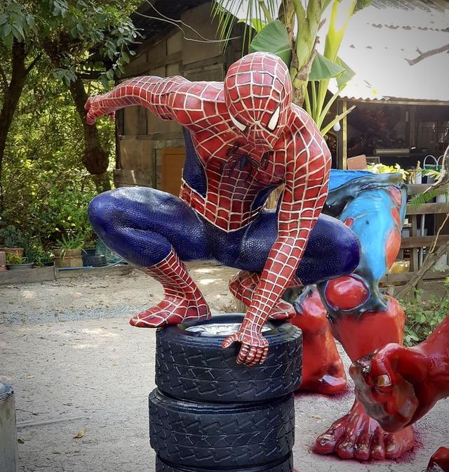 หุ่นฮีโร่สไปเดอร์แมน หุ่นสไปเดอร์แมนไฟเบอร์กลาส ท่านั่ง มือหนึ่ง ขนาดใหญ่ 2