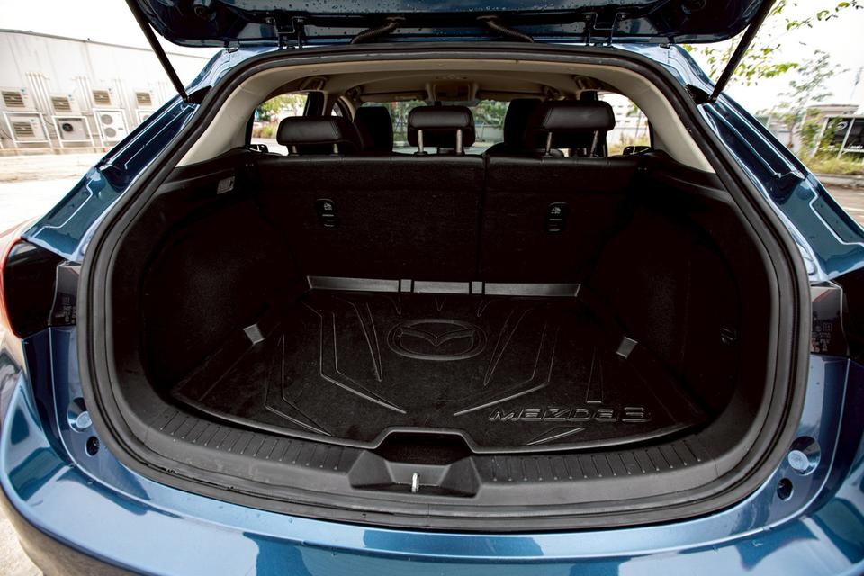 Mazda3 Skyactiv 2.0S MNC ปี 2018 สีเงิน มือเดียวป้ายแดง 18