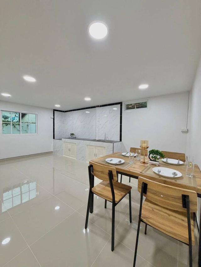 หมู่บ้านมิตรประชาวิลล่า 15 บางกรวย-ไทรน้อยบ้านเดี่ยว 2 ชั้น หลังมุมถนนเมน มีระเบียงชั้น 2 กว้าง ตกแต่งใหม่พร้อมอยู่ มีพื้นที่รอบบ้าน 20