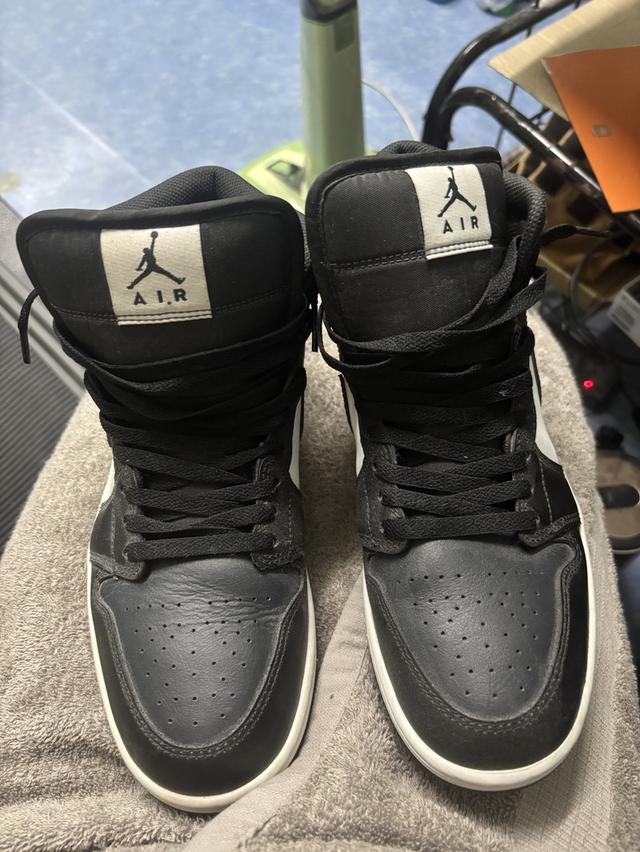 รองเท้าNike Air Jordan 1 Mid (Black/White) รูปที่ 2