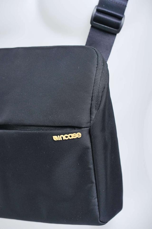กระเป๋ากล้อง “ Incase Point and Shoot Field Bag ”