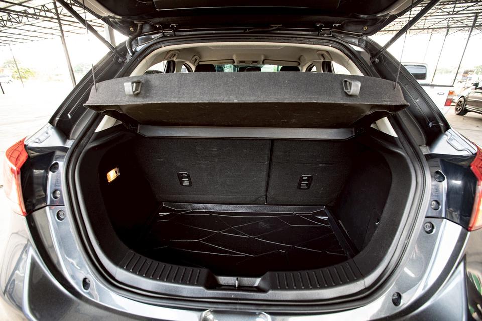 Mazda2 1.5 XD Highplus Sport ปี 2017 ดีเซล รุ่นท๊อป สีเทา มือเดียวป้ายแดง 13