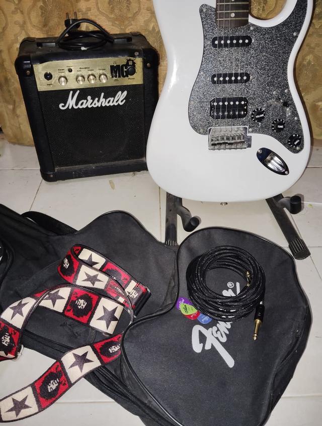 กีต้าร์ไฟฟ้า Squier สีขาว กับแอมป์ Marshall mg10 ขายคู่