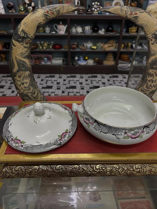 โถกระเบื้องเก่า งาน made in England งานเก่า ( ตำหนิตามภาพ)