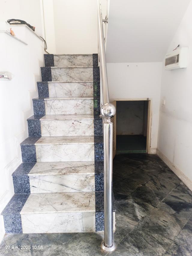 บ้านมือสอง 2ชั้น 3 ห้องนอน 2 ห้องน้ำ พร้อมออฟฟิศ จอดรถได้ 2 คัน แถมฟรีแอร์ 5 ตัว 10