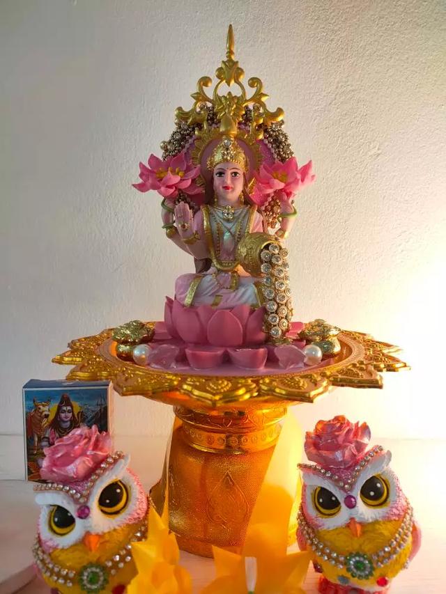 พระแม่ลักษมีปางนั่งประทานพร