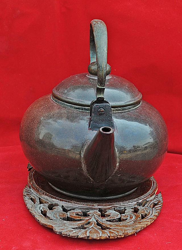 ปั้นชาเก่า ป้านชาจีนเก่า กาน้ำชาอี๋ซิงจื่อซา ทรงสุ่ยผิง (ทรงลูกแก้ว) แบบมีหูจับเป็นทองเหลือง ใบใหญ่ รูปที่ 2