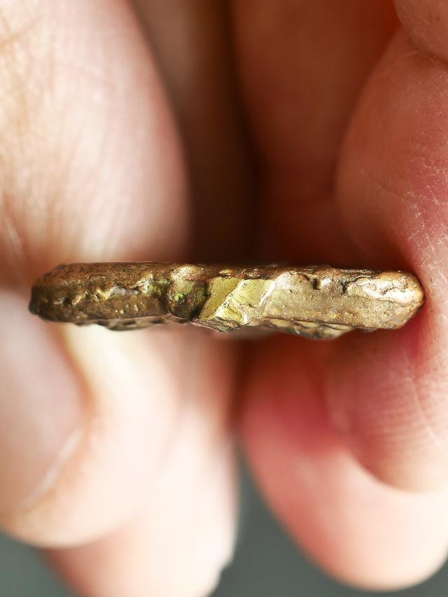 เหรียญหล่อพระพุทธชินราชหลวงพ่อเงิน พิมพ์เข่าจม เนื้อทองผสม ว ัดดอนยายหอม ปี 2493...เก่าเดิมๆ สวยแชมป์ 10