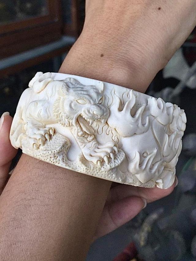 กำไลงาแกะ กำไลงาช้างแกะสลัก รูปเสือและมังกร วงใหญ่ อลังการ กำไลข้อมือ