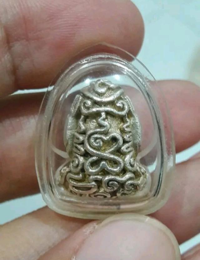 พระปิดตาเนื้อเงินเลี่ยมเก่า