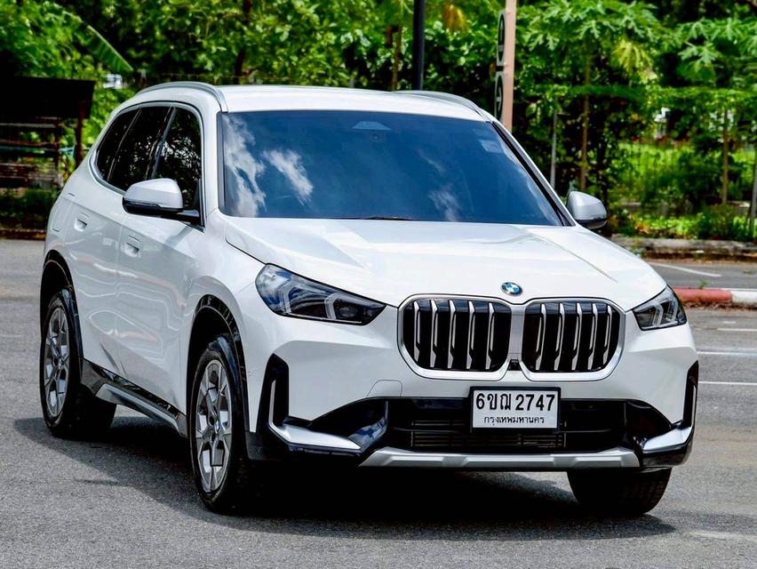 รหัสรถ PR2747 + BMW X1 (U11) sDrive 20I X Line จดทะเบียนปี 2025 วิ่งเพียง 10,000Km 