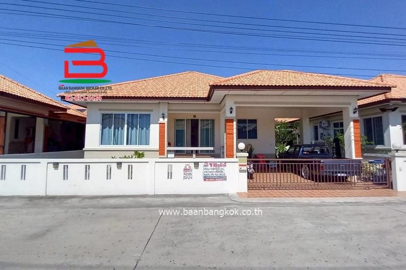 บ้านเดี่ยว 1 ชั้น หมู่บ้าน ฐานมั่นคง 15 เนื้อที่ 68 ตรว. (ซอยเอราวัณ 27) ถนนเอราวัณ 1 ตำบลคลองสอง อำเภอคลองหลวง ปทุมธานี 1