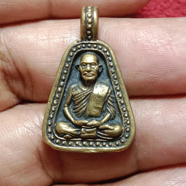 หลวงพ่อเงิน เหรียญจอบใหญ่ (ออกวัดตะพานหิน จังหวัดพิจิตร) รุ่นปี พ.ศ. 2525