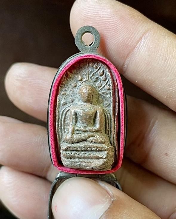 พระคงลำพูน กรุเก่า เนื้อดิน วัดพระคงฤๅษี สีพิกุล 6