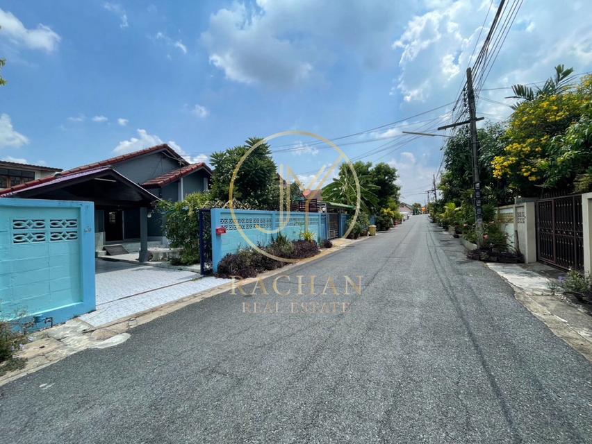 B69-296 ขายด่วน บ้านชั้นเดียว ปรับปรุงใหม่ โครงการ ช.รุ่งเรือง5  เนื้อที่ 60 ตร.ว พื้นที่ใช้สอย 130 ตร.ม 4 ห้องนอน 2 ห้องน้ำ 1 ห้องครัว 1 ห้องนั่งเล่น 2